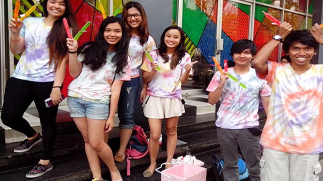 PEACE POPS. UP students roam around the Diliman campus to do their project. Photo by Liza Valencia