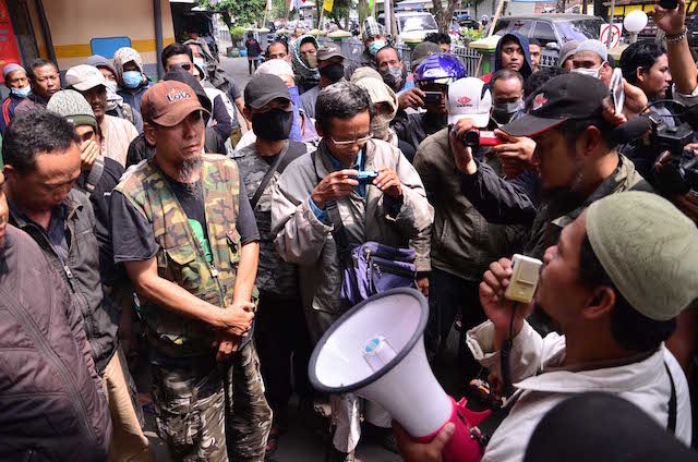Massa pendukung napi teroris yang mengklaim dipukul petugas berdemonstrasi di depan Lapas Lowokwaru, Minggu, 9 Agustus 2015. Foto oleh Dyah Ayu Pitaloka
