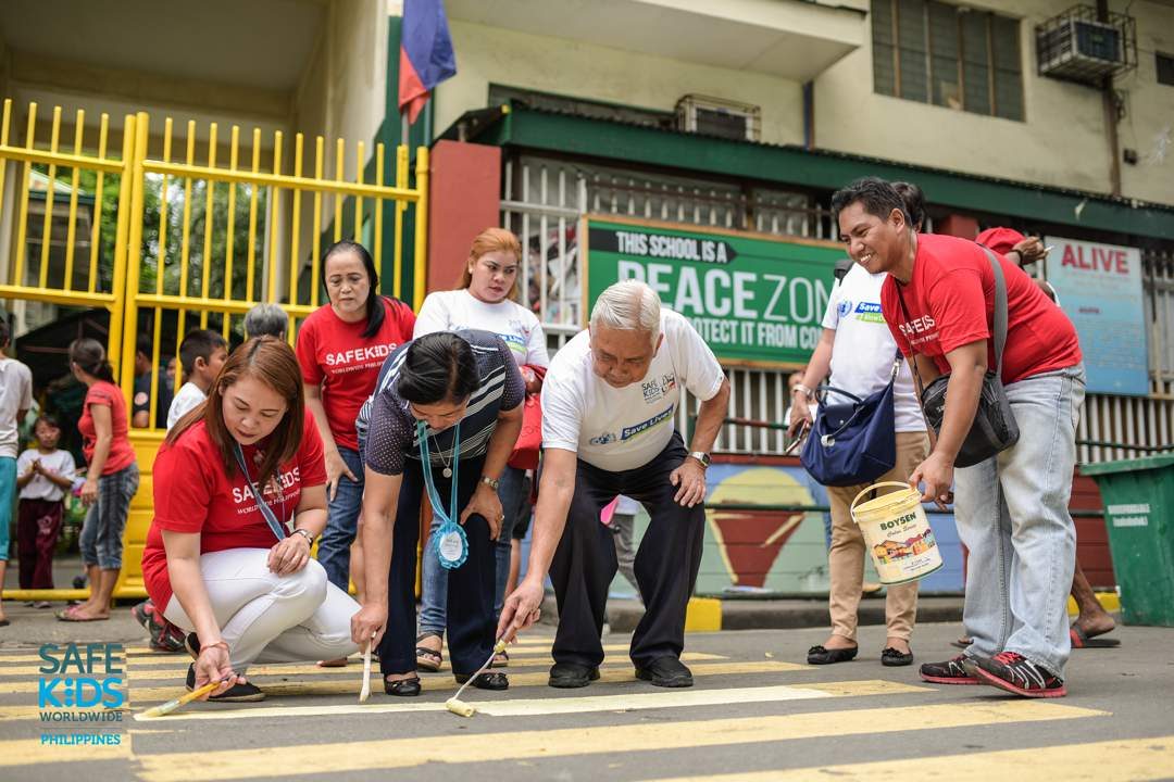 PEDESTRIAN. Road safety advocates and school officials of the T. Paez Elementary School repainted the pedestrian lane outside their school. Photo by Heinz Reimann Orais  