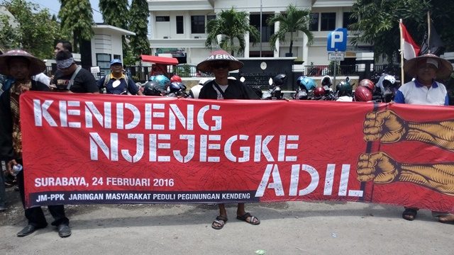 Tolak pabrik semen, ibu-ibu Jawa Tengah protes di Surabaya