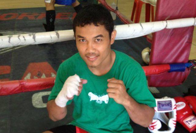 WATCH: Pinoy boxer Allan Tañada KOs Indonesian contender