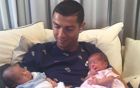Cristiano Ronaldo pamer foto anak kembarnya