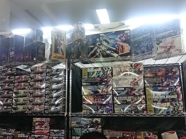 GUNDAM. Ratusan kotak berisi 'action figure' Gundam yang dijual. 