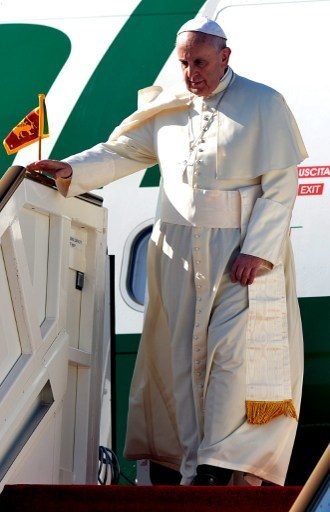 RECONCILIATION MESSAGE. Pope Francis disembarks from an airplane after arriving at the Bandaranaike International Airport in Katunayake, Sri Lanka on January 13, 2015. Photo by Ishara S. Kodikara/AFP 