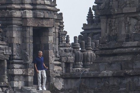 Obama kagumi struktur batu Candi Prambanan