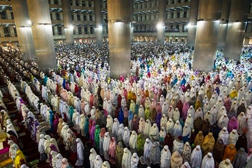SALAT TARAWIH. Umat muslim mengikuti salat tarawih pertama bulan Ramadan 1437 H di Masjid Istiqlal, Jakarta Pusat, Minggu, 5 Juni. Foto oleh Sigid Kurniawan/ANTARA 