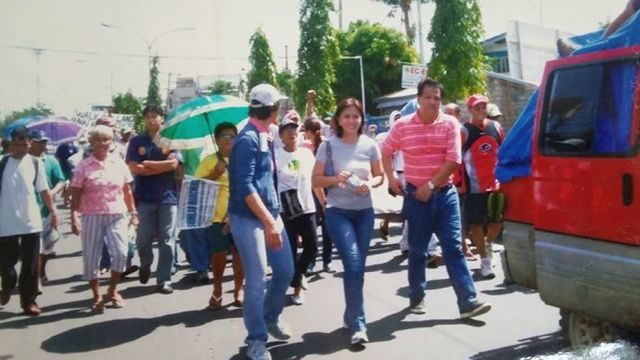 WITH THE FARMERS. Leni Robredo with her husband, Jesse Robredo, in November 2007, supporting the Sumilao farmers as they marched to Manila. Photo from the Leni Robredo for Vice President 2016 Facebook page   