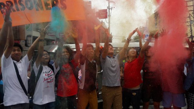 CELEBRATION. Representatives of youth groups throw colored powders during the support rally in Mendiola for President Rodrigo Duterte. Photo by Rendell Sanchez/ Rappler 