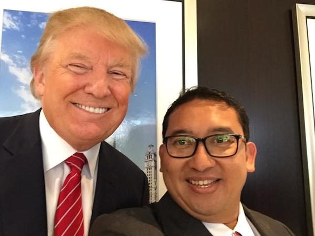 Donald Trump (kiri) berfoto selfie dengan Wakil Ketua DPR RI Fadli Zon. Foto dari Twitter/@fadlizon 
