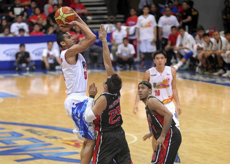 CLUTCH Js. Gabe Norwood knocks down a few jumpers in crunch time to help the Elasto Painters keep the Aces at bay. Photo by Nuki Sabio/PBA Images