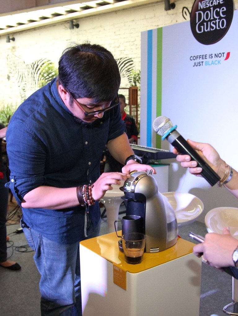 Rama mempraktikkan cara membuat latte art sederhana dengan NDG Genio. satu perlengkapan yang harus digunakan saat membuat latter art adalah milk jug. Foto oleh Nescafe Dolce Gusto. 