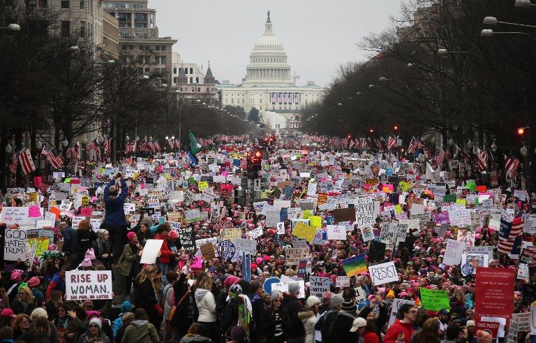 Massa memenuhi Pennsylvania Avenue, Washington DC dalam 'Women;s March' pada Sabtu, 21 Januari, satu hari setelah Presiden AS Donald Trump dilantik di lokasi yang sama. Foto oleh Mario Tama/Getty Images/AFP 