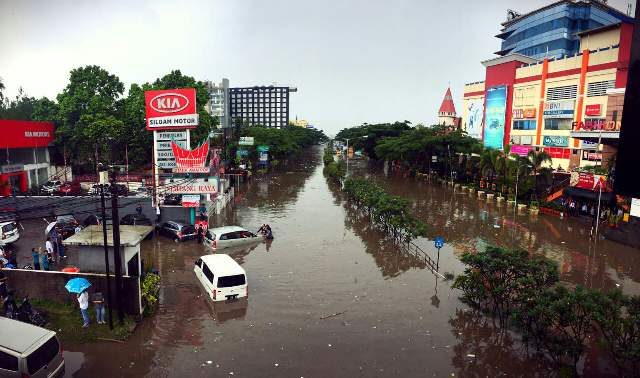 Banjir merendam sebagian kota Bandung usai diguyur hujan deras