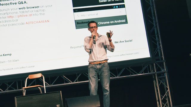 USE OFFLINE TACTICS TO SUCCEED ONLINE. Simon Kemp at Ad:Tech 2015. 