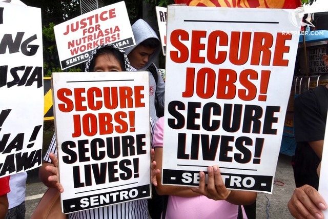 ENDING ENDO. Workers from various companies stage a rally calling for the passage of the security of tenure bill at the main gate of the Senate on August 7, 2018. File photo by Angie de Silva/Rappler 