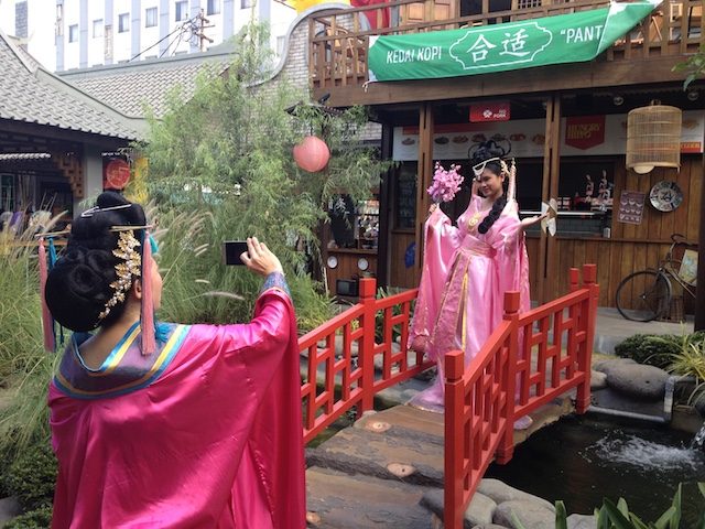 BAJU TRADISIONAL. Dua gadis belia berfoto dengan mengenakan busana tradisional Tiongkok. Baju tersebut bisa disewa di salah satu toko di area Chinatown Bandung. Foto oleh Yuli Saputra/Rappler 