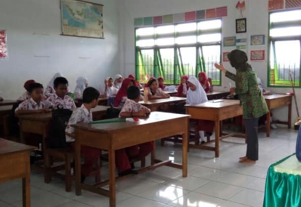 Siswa SD di Makassar belajar dalam kepungan bau busuk limbah