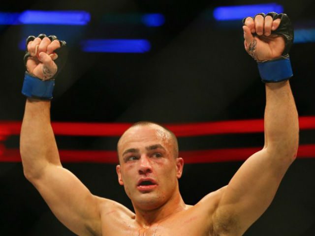 Eddie Alvarez upsets Rafael dos Anjos to win UFC gold
