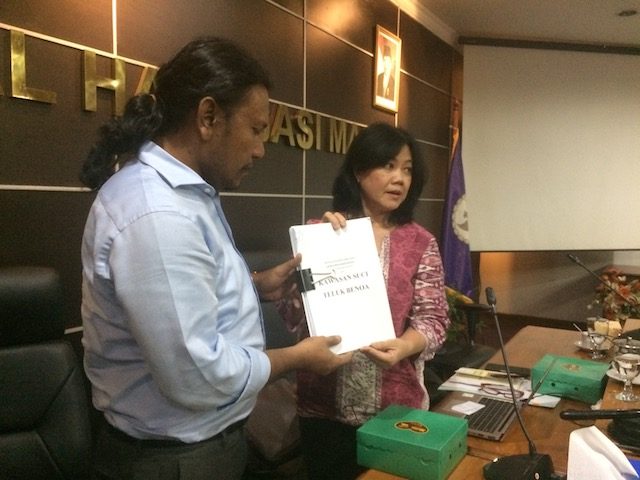 Aktivis ForBALI I Wayan "Gendo" Suwardana menyerahkan hasil kajian ke Komisioner Komnas HAM Siane Indriani. Foto oleh Ursula Florene 
