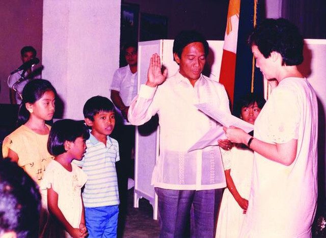 OATH TAKING. Jejomar Binay was sworn as officer-in-charge mayor of Makati. Photo from Binay's Twitter page 