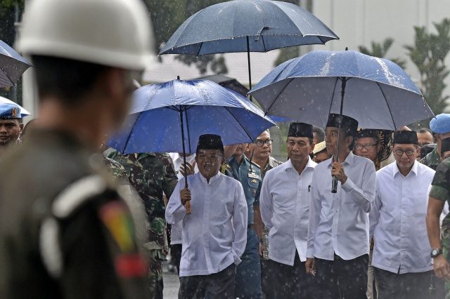 Ada apa antara Jokowi dengan warna biru?