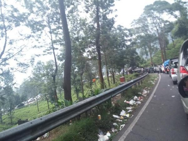Sampah yang berserakan akibat pengendara yang sembarangan di Puncak, Jawa Barat. Foto dari Twitter/@TMCPoldaMetro 