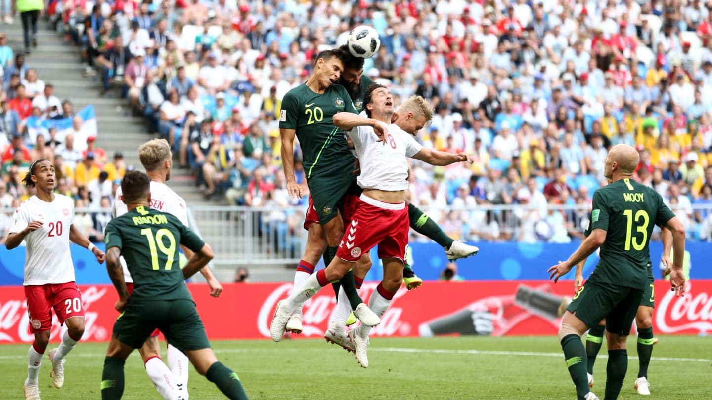 SENGIT. Pertarungan antara Denmark dan Australia berlangsung sengit dan berakhir seri dengan skor 1-1. Foto dari FIFA.com 