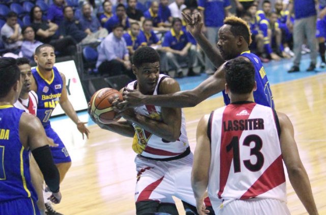 NO FLUIDITY. Still new to the system, import Ronald Roberts (center) needs time to fully grasp the San Miguel scheme. Photo by Nuki Sabio/PBA Images     