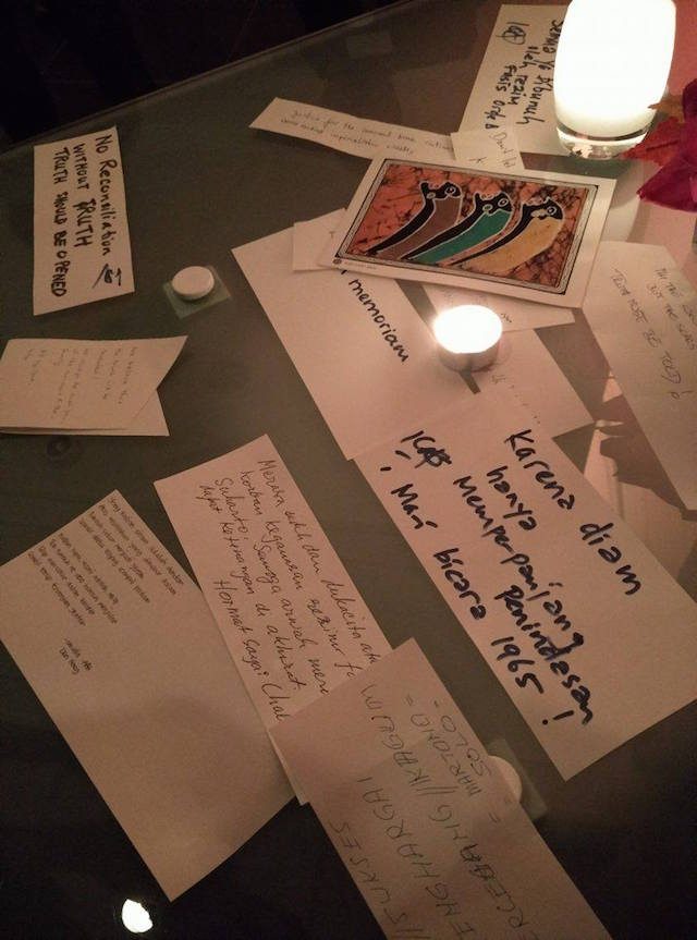 MENULIS SURAT. Para peserta sidang IPT 1965 menulis harapannya di surat terbuka untuk menghormati korban tragedi 1965 di Den Haag, Belanda. Foto oleh Rika Theo/Rappler  