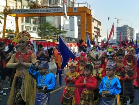 Sejumlah peserta Parade Asean menggunakan baju khas daerah. Foto oleh ANTARA 