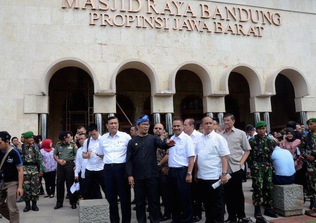 Walikota Bandung Ridwan Kmail (pakaian hitam) inspeksi persiapan KAA di depan Masjid Raya Bandung. Foto dari aacc2015.id 