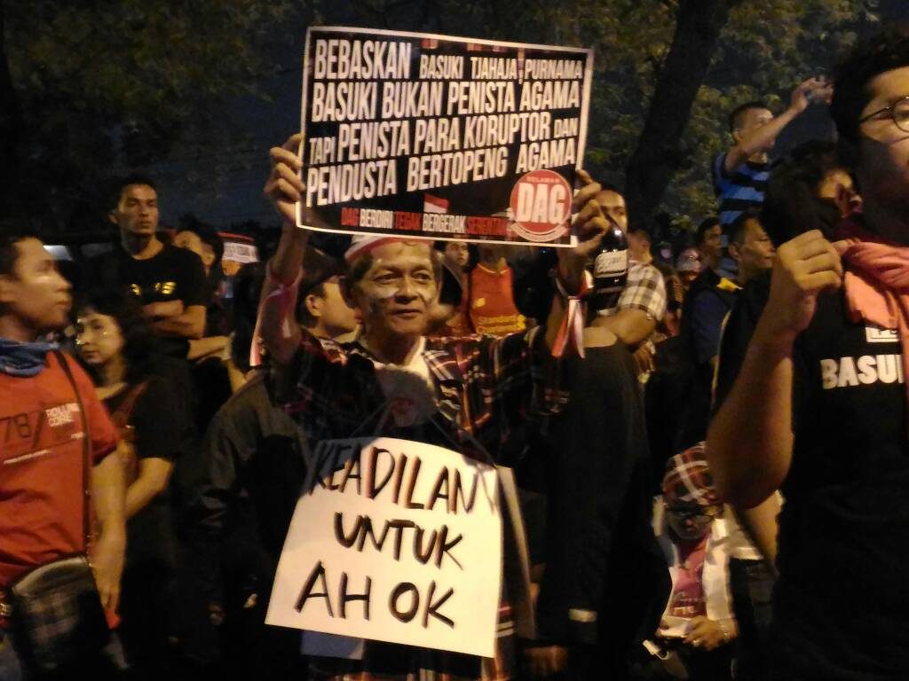 Seorang pendukung Ahok membawa poster meminta Ahok dibebaskan, Selasa (9/5). Foto oleh Rika Kurniawati/Rappler 