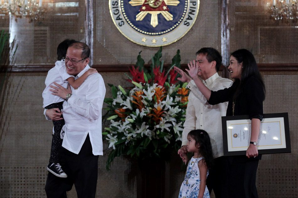Aquino thanks Cabinet, confers presidential awards to them