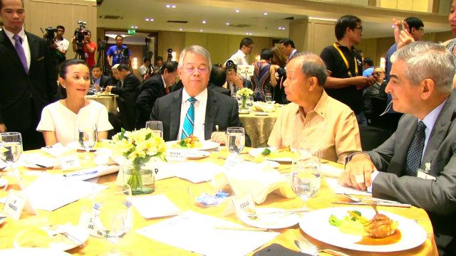 Grace Poe talks about economy with Makati businessmen