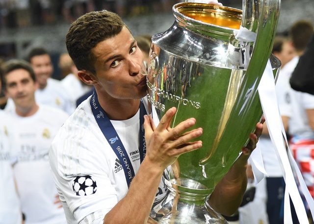 REAL MADRID JUARA. Cristiano Ronaldo mencium piala usai memenangkan gelar Liga Champion di stadion Giuseppe Meazza, Italia pada Minggu dini hari, 29 Mei. Foto oleh Daniel Dal Zennaro/EPA 