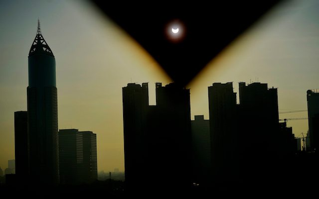 JAKARTA. Pemandangan Gerhana Matahari di kawasan Benhil, Jakarta, Rabu (9/3). Gerhana Matahari terlihat sekitar 88 persen di ibukota Jakarta, dan berlangsung selama lima menit. Foto oleh Yudhi Mahatma/Antara 
