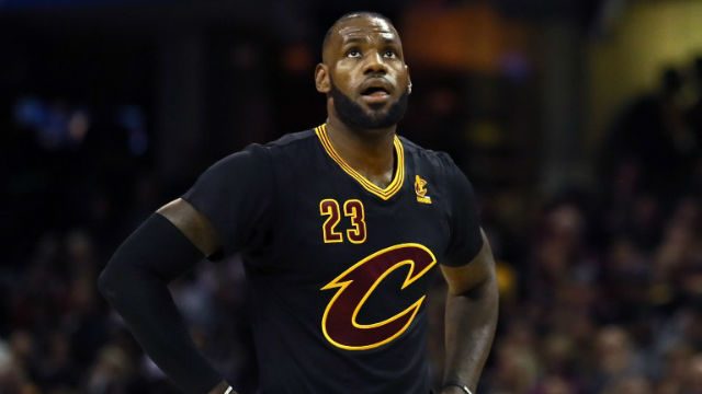 LeBron pays tribute to grieving Thomas