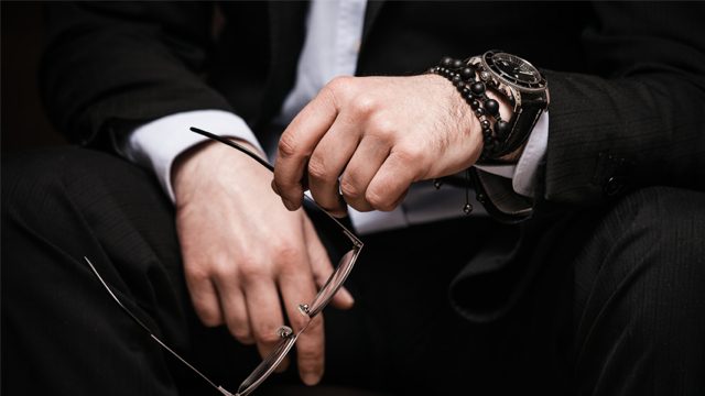 Tip memadukan jam tangan dan gelang dengan pakaian pria