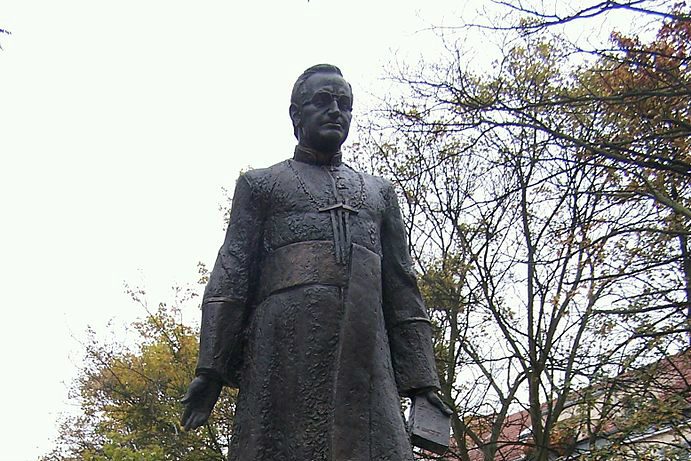 Overturned statue of accused Polish priest restored