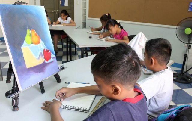 ARTS AND CRAFTS. Children participate in painting and drawing lessons as part of Pasig City's development projects. Photo from Pasig City website 