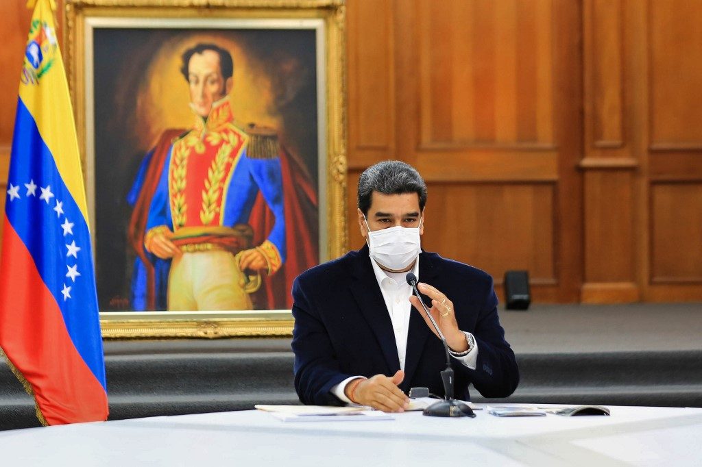 FOILED. Handout picture released by the Venezuelan Presidency showing President Nicolas Maduro wearing a face mask during a meeting with members of the Bolivarian National Armed Forces (FANB), at Miraflores Presidential Palace in Caracas on May 4, 2020. Photo by Jhonn Zerpa/Venezuelan Presidency/AFP   