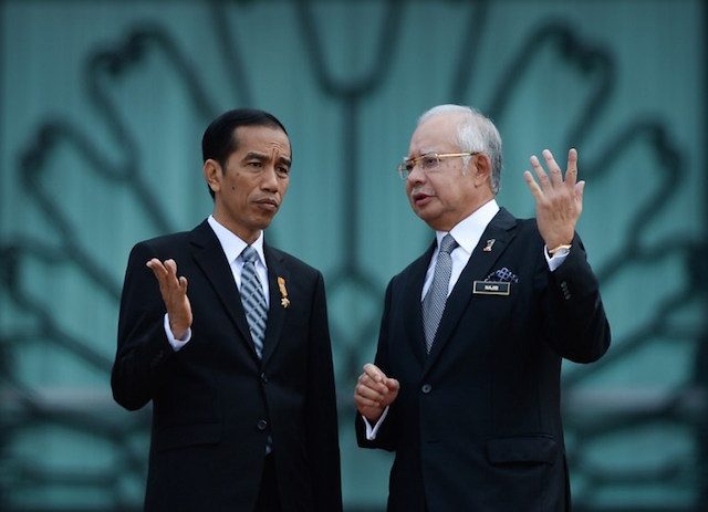 TALKS. Indonesian President Joko Widodo (L) and Malaysian Prime Minister Najib Razak (R) talk to each other prior to their meeting at the prime minister's office in Putrajaya, outside Kuala Lumpur on February 6, 2015. Photo by Mohd Rasfan/AFP 