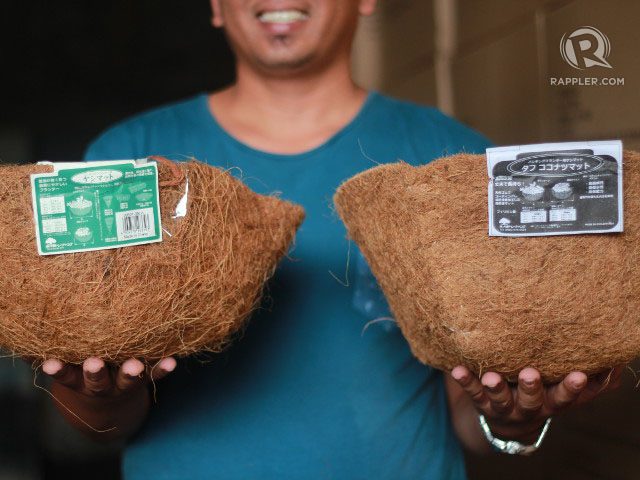 LABOR ADVANTAGE. Despite inferior technology, social entrepreneurs say Filipinos still have an advantage over other coco coir exporters because workers here produce quality outputs. Photo by Mick Basa / Rappler.com