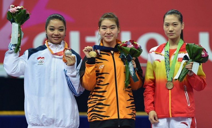 FIRST MEDAL. Indonesia's silver medalist Juwita Niza Wasni (L) with Malaysia's gold medalist Cheau Xuen Tai and China's bronze medalist Wei Hong during the medal ceremony of the women's wushu nanquan final at the 2014 Asian Games in Incheon on September 20, 2014. Photo by Bay Ismoyo/AFP 