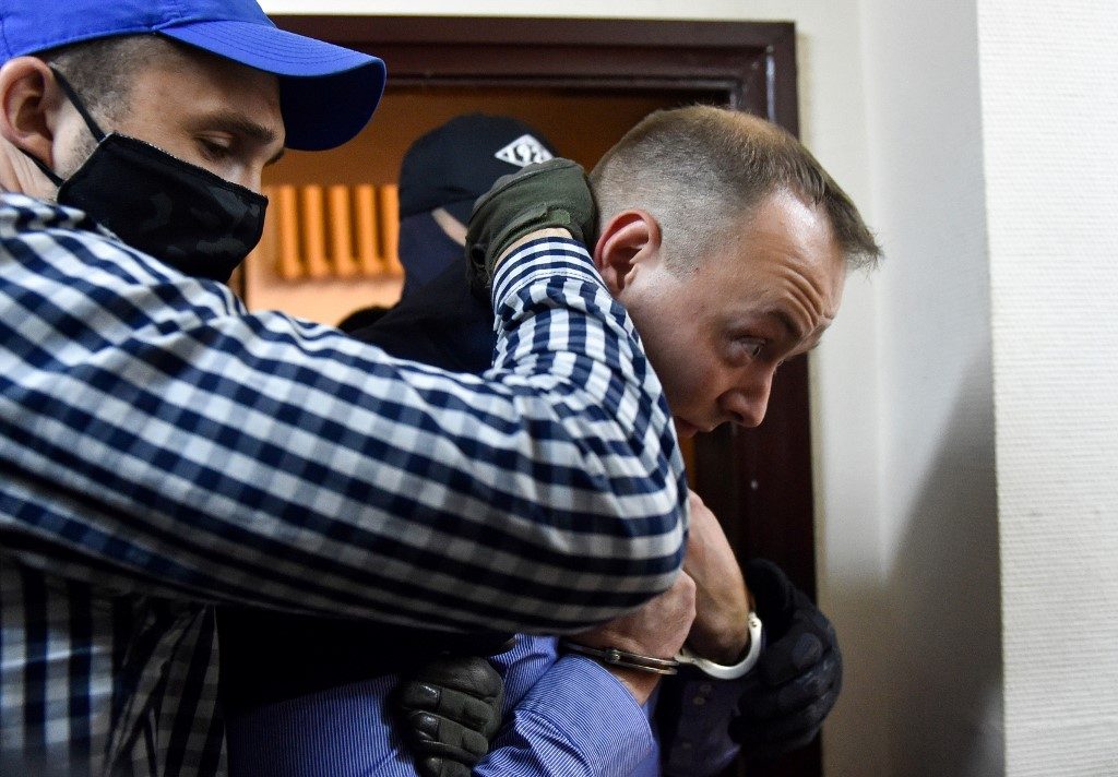 DETAINED. Ivan Safronov, a former journalist and aide to the head of Russia's space agency Roscosmos, is escorted inside a court building after being detained on charges of treason for divulging state military secrets, Moscow, July 7, 2020. Photo by Vasily Maximov/AFP 
