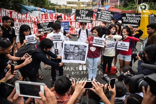 MEMBELA KEBEBASAN PERS.  Jurnalis kampus dari CEGP melakukan protes membela kebebasan pers di depan Mendiola Peace Arch pada 17 Januari 2018. Foto oleh Alecs Ongcal/Rappler     