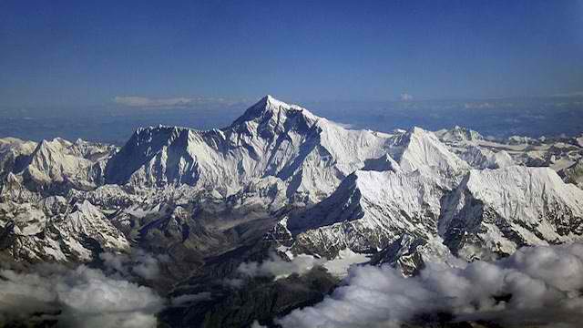 American climber dies on Everest, Indian missing