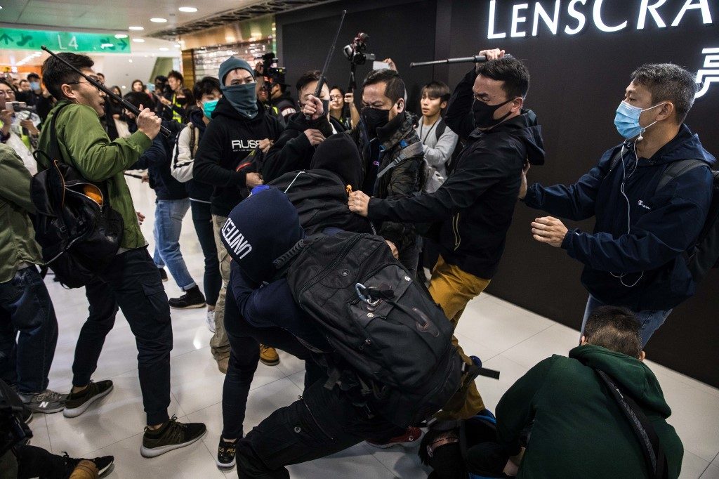 Hong Kong police arrest 15 in fresh shopping mall protests