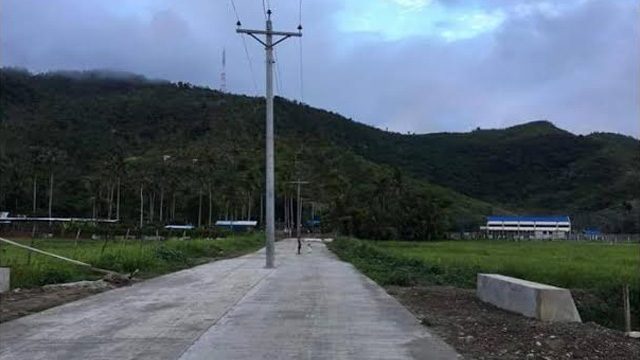 Electric posts in middle of Tacloban road pose safety risk