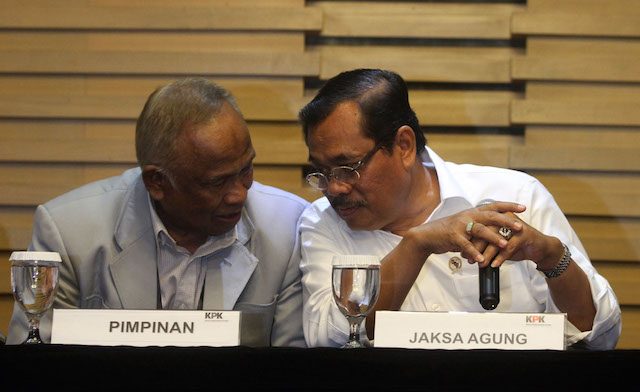 Ketua KPK Taufiqurrahman Ruki dan Jaksa Agung Muhammad Prasetyo berbincang dalam konferensi pers terkait penanganan kasus-kasus hukum, 2 Maret 2015. Foto oleh Gatta Dewabrata/Rappler 